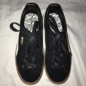 Black suede puma sneakers with gum soles